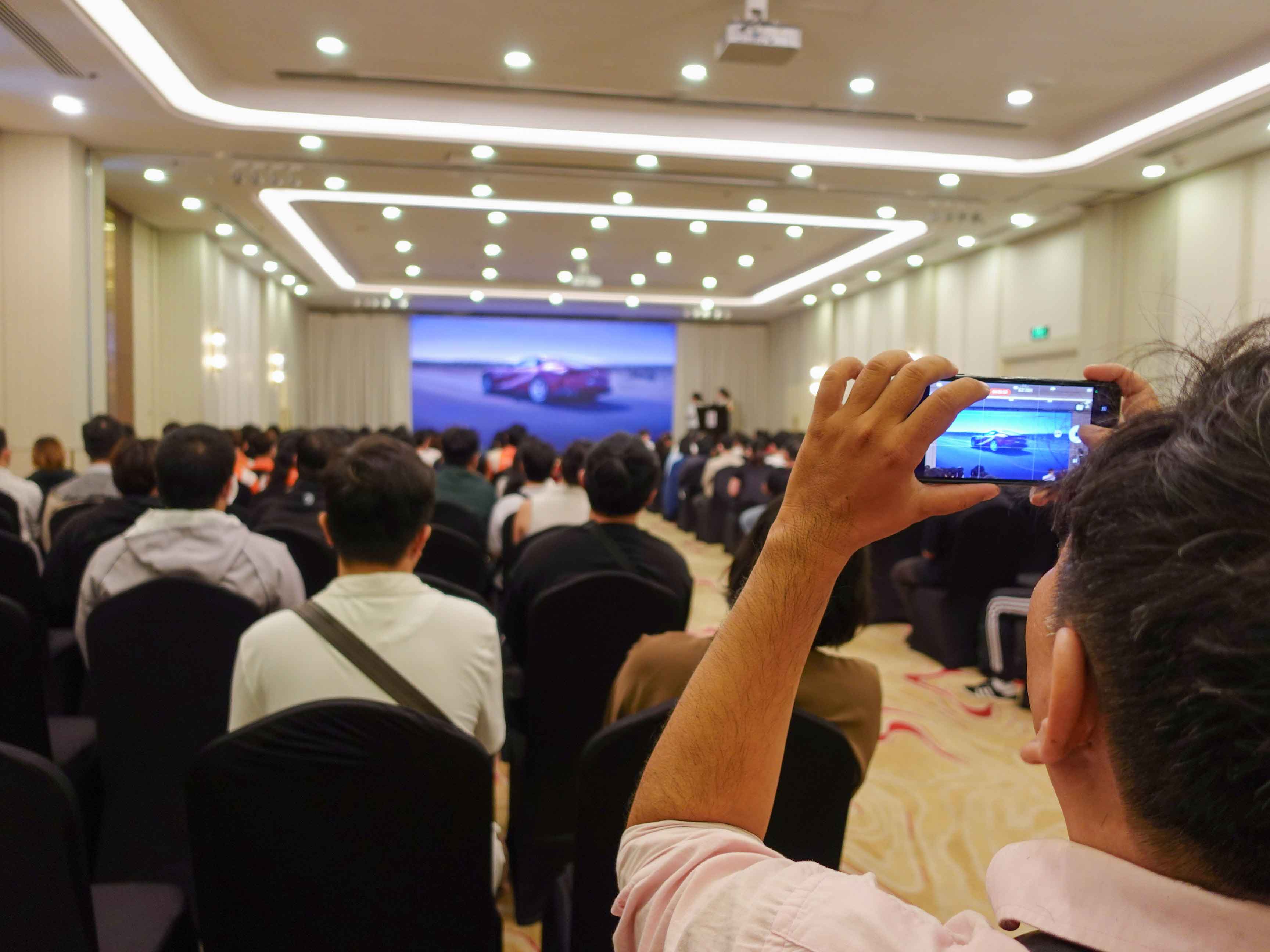 11-a-glass-egg-x-zynga-talk-bat-mi-cach-glass-egg-va-zynga-dua-sieu-xe-vao-the-gioi-csr-racing-2